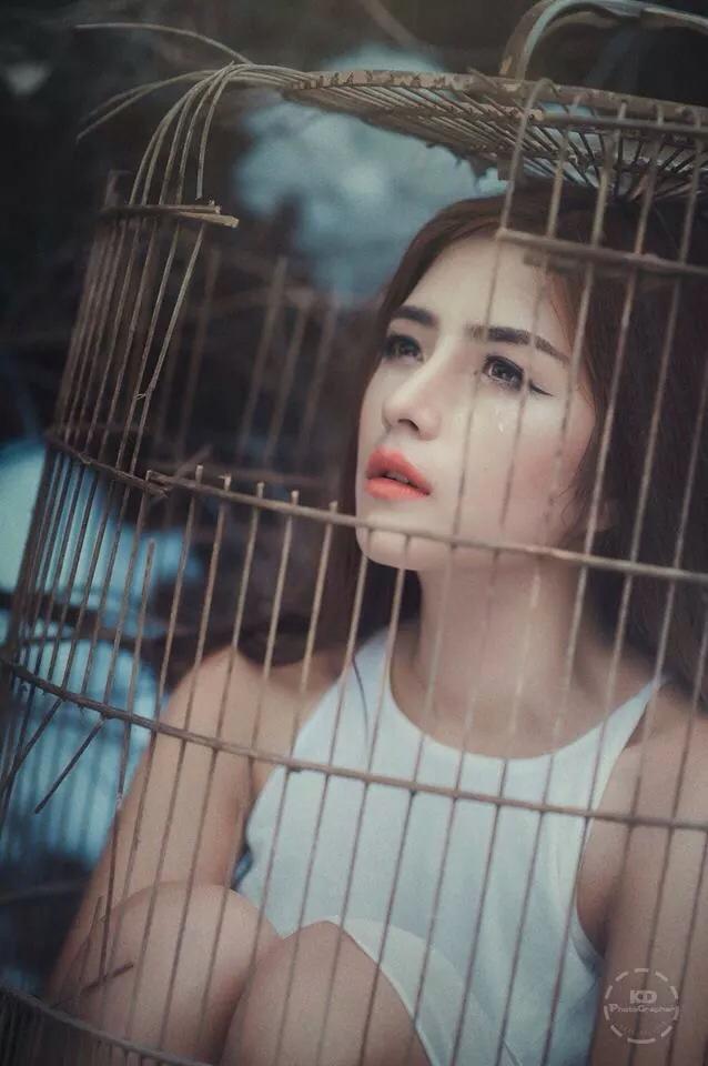 Hé lộ ảnh hậu trường của cô gái xinh đẹp chụp ảnh trong lồng chim Hé lộ ảnh hậu trường của cô gái xinh đẹp chụp ảnh trong lồng chim