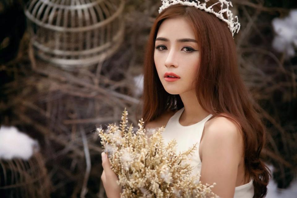 Hé lộ ảnh hậu trường của cô gái xinh đẹp chụp ảnh trong lồng chim Hé lộ ảnh hậu trường của cô gái xinh đẹp chụp ảnh trong lồng chim