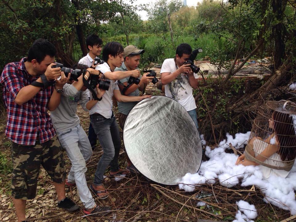 Hé lộ ảnh hậu trường của cô gái xinh đẹp chụp ảnh trong lồng chim Hé lộ ảnh hậu trường của cô gái xinh đẹp chụp ảnh trong lồng chim