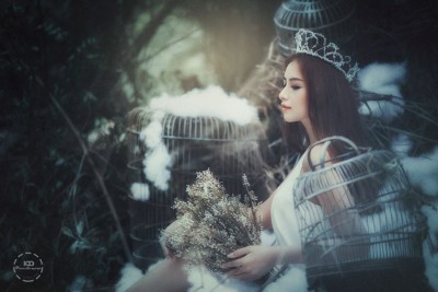 Hé lộ ảnh hậu trường của cô gái xinh đẹp chụp ảnh trong lồng chim Hé lộ ảnh hậu trường của cô gái xinh đẹp chụp ảnh trong lồng chim