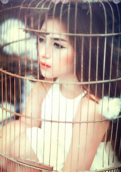Hé lộ ảnh hậu trường của cô gái xinh đẹp chụp ảnh trong lồng chim Hé lộ ảnh hậu trường của cô gái xinh đẹp chụp ảnh trong lồng chim