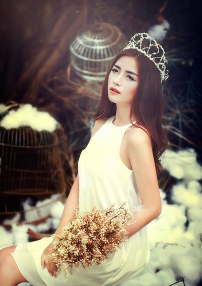 Hé lộ ảnh hậu trường của cô gái xinh đẹp chụp ảnh trong lồng chim Hé lộ ảnh hậu trường của cô gái xinh đẹp chụp ảnh trong lồng chim