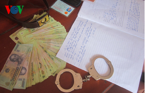 Giả công an vào các nhà nghỉ để xử phạt vi phạm Giả công an vào các nhà nghỉ để xử phạt vi phạm