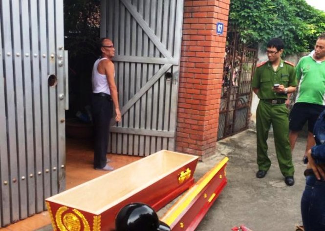 Đặt quan tài trước nhà đòi lại tiền “chạy án”