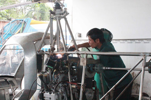 Kỹ sư Bùi Hiển khởi động thử nghiệm trực thăng tự chế