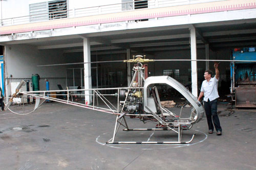 Kỹ sư Bùi Hiển khởi động thử nghiệm trực thăng tự chế
