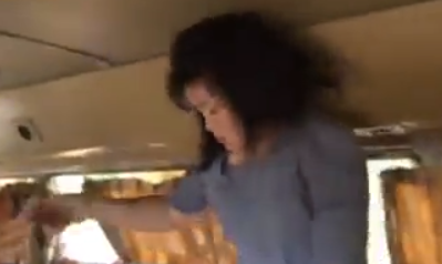 Clip: “hỗn chiến” giữa hai cô gái trẻ và ông già trên xe khách