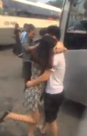 Clip: Phản cảm cặp đôi ôm hôn nhau ngay tại bến xe