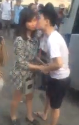 Clip: Phản cảm cặp đôi ôm hôn nhau ngay tại bến xe