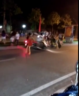 Clip: Thiếu nữ nhảy “điên loạn” ở dọc đường 