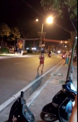 Clip: Thiếu nữ nhảy “điên loạn” ở dọc đường 