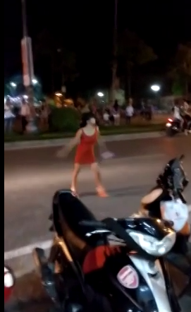 Clip: Thiếu nữ nhảy “điên loạn” ở dọc đường 