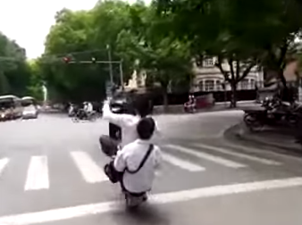 Clip: Rùng mình “Quái xế” học sinh bốc đầu xe trên đường phố