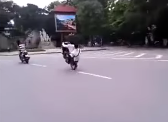 Clip: Rùng mình “Quái xế” học sinh bốc đầu xe trên đường phố