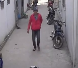 Clip: Ăn trộm quần áo đang phơi bị “gia chủ” đánh tơi bời