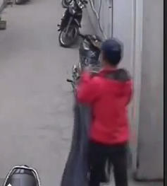 Clip: Ăn trộm quần áo đang phơi bị “gia chủ” đánh tơi bời