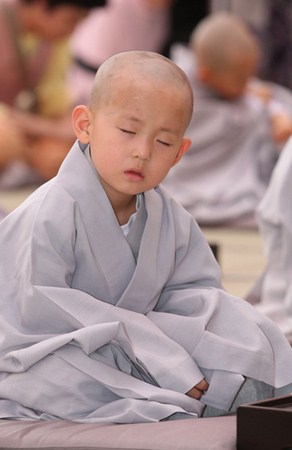 Những em bé trong trang phục nhà sư “đốn tim” dân mạng