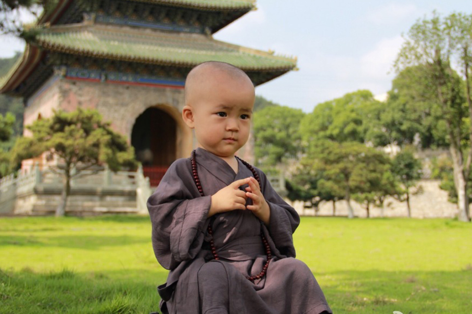 Những em bé trong trang phục nhà sư “đốn tim” dân mạng