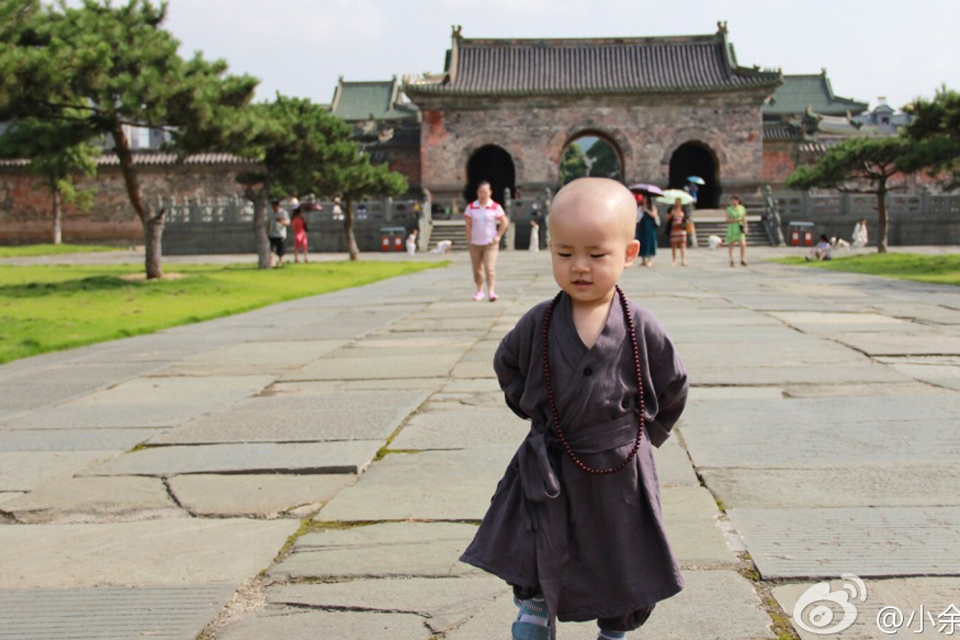 Những em bé trong trang phục nhà sư “đốn tim” dân mạng