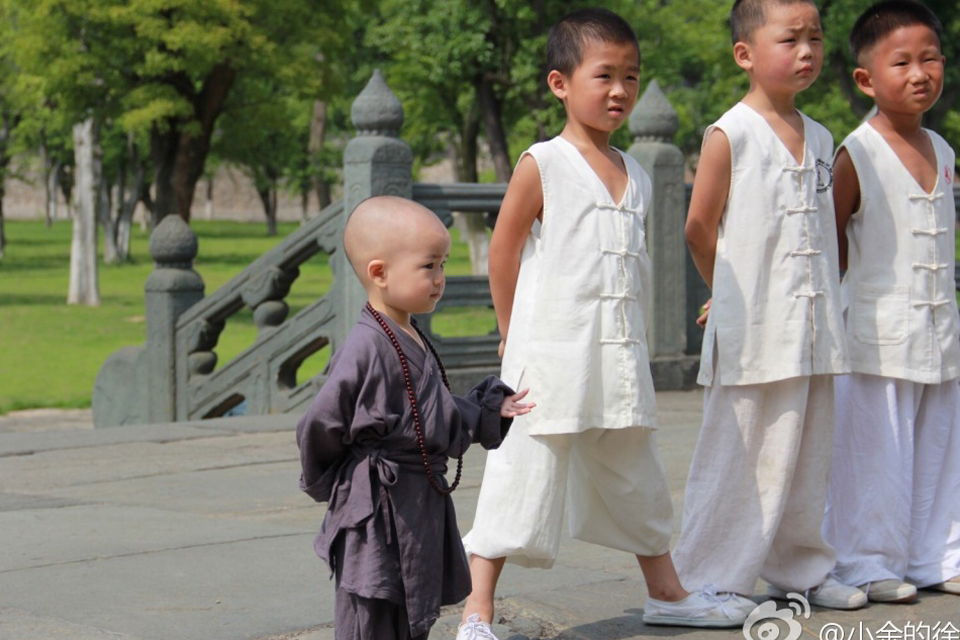 Những em bé trong trang phục nhà sư “đốn tim” dân mạng