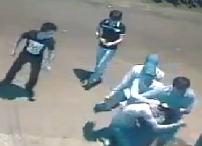 Clip: Xôn xao thanh niên bị đánh hội đồng dã man