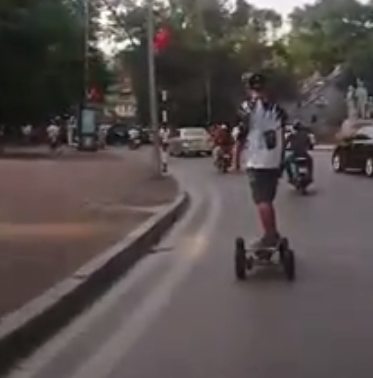 Clip: Bất chấp nguy hiểm, thanh niên “trượt ván” trên đường