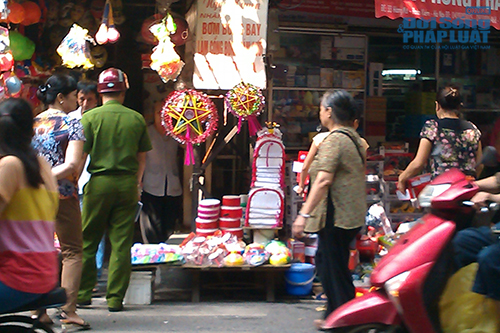 Cô gái trẻ lao vào Cô gái trẻ lao vào