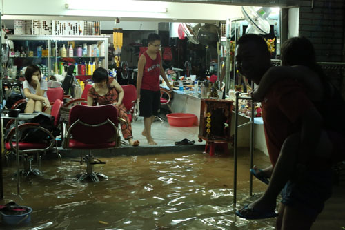 Mưa hơn 2 giờ liền, Sài Gòn “mênh mông như sông”