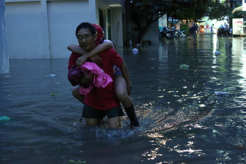 Mưa hơn 2 giờ liền, Sài Gòn “mênh mông như sông”