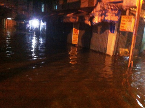 Mưa hơn 2 giờ liền, Sài Gòn “mênh mông như sông”