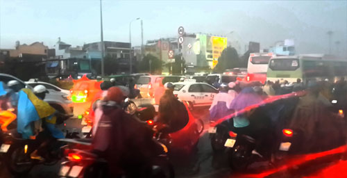 Mưa hơn 2 giờ liền, Sài Gòn “mênh mông như sông”