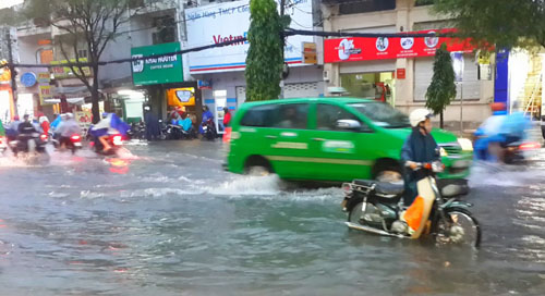 Mưa hơn 2 giờ liền, Sài Gòn “mênh mông như sông”