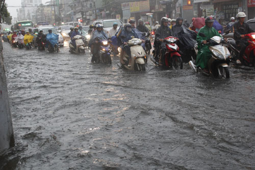Mưa hơn 2 giờ liền, Sài Gòn “mênh mông như sông”
