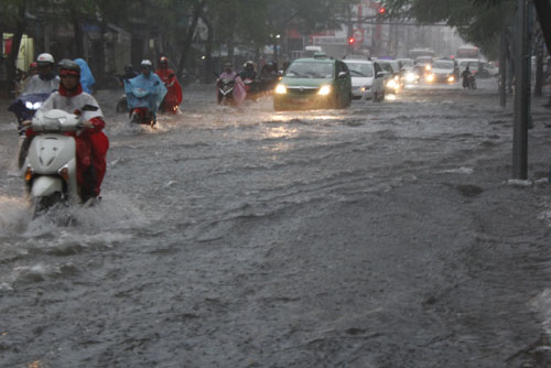 Mưa hơn 2 giờ liền, Sài Gòn “mênh mông như sông”