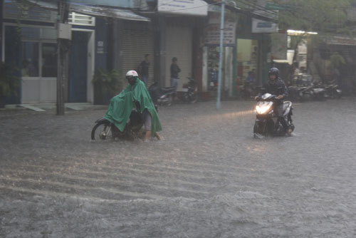 Mưa hơn 2 giờ liền, Sài Gòn “mênh mông như sông”