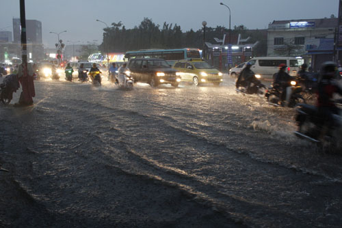 Mưa hơn 2 giờ liền, Sài Gòn “mênh mông như sông”