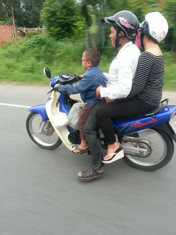 Rùng mình bé 5 tuổi điều khiển xe máy trên đường