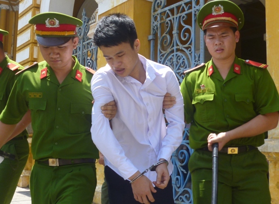 Mâu thuẫn trên sân bóng, nam thanh niên dùng đao đâm chết người