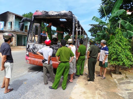 Xe khách tiền tỷ bốc cháy dữ dội sau khi đưa khách đi tour Xe khách tiền tỷ bốc cháy dữ dội sau khi đưa khách đi tour