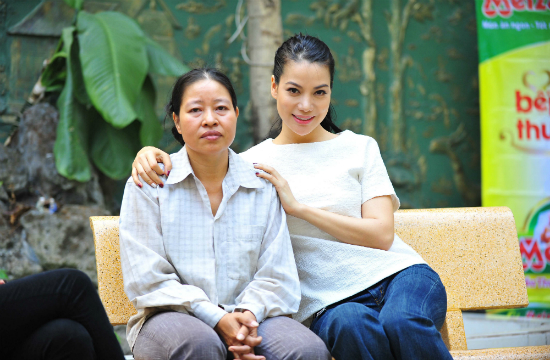 Trương Ngọc Ánh nấu ăn, quyên sách cho người nghèo