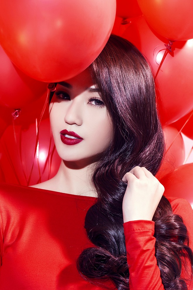 Khánh My khoe mình dây sexy với áo tắm một mảnh