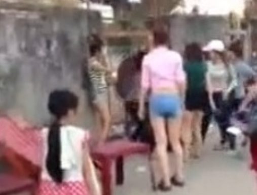 Nữ sinh Biên Hòa đánh bạn hội đồng dã man gây bức xúc Nữ sinh Biên Hòa đánh bạn hội đồng dã man gây bức xúc