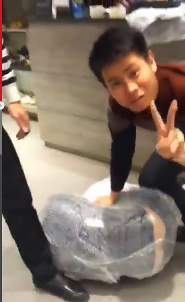 Phẫn nộ clip: gói bạn gái vào bao nilon Phẫn nộ clip: gói bạn gái vào bao nilon