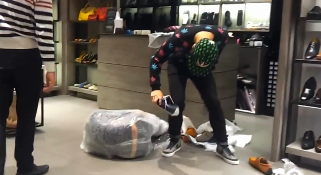 Phẫn nộ clip: gói bạn gái vào bao nilon Phẫn nộ clip: gói bạn gái vào bao nilon