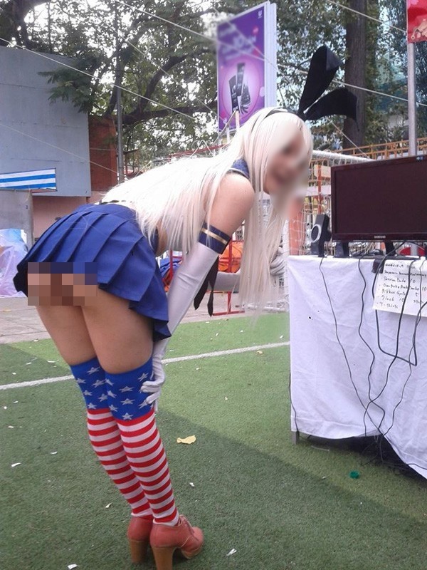 Sốc với màn tốc váy cho mọi người chụp ảnh của cô gái xinh đẹp