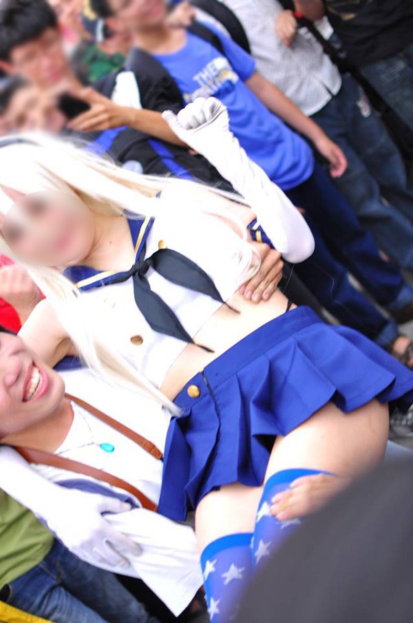 Sốc với màn tốc váy cho mọi người chụp ảnh của cô gái xinh đẹp