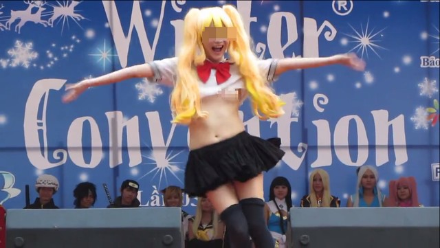 Sốc với màn tốc váy cho mọi người chụp ảnh của cô gái xinh đẹp