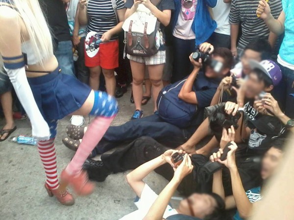 Tốc váy khoe mông chụp ảnh- trách cô gái hay trách người chụp ảnh