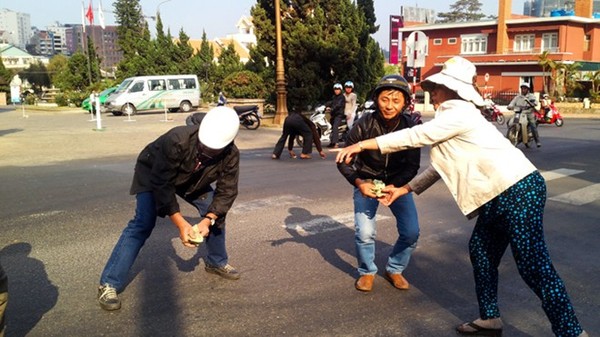 Cảm kích câu chuyện thấy tiền bị rơi nhưng không ai 