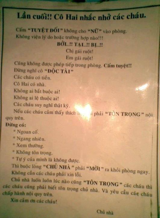 Chủ phòng trọ với bảng nội quy 